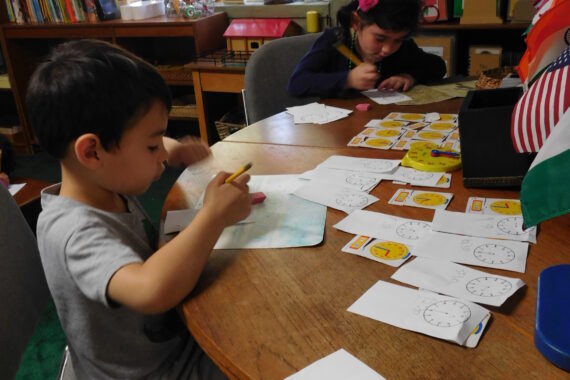 children showing the difference of montessori kindergarten